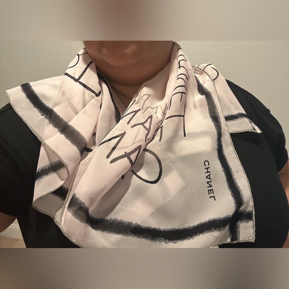 Chanel vintage 100% silk scarf like new - Picture 6 of 8